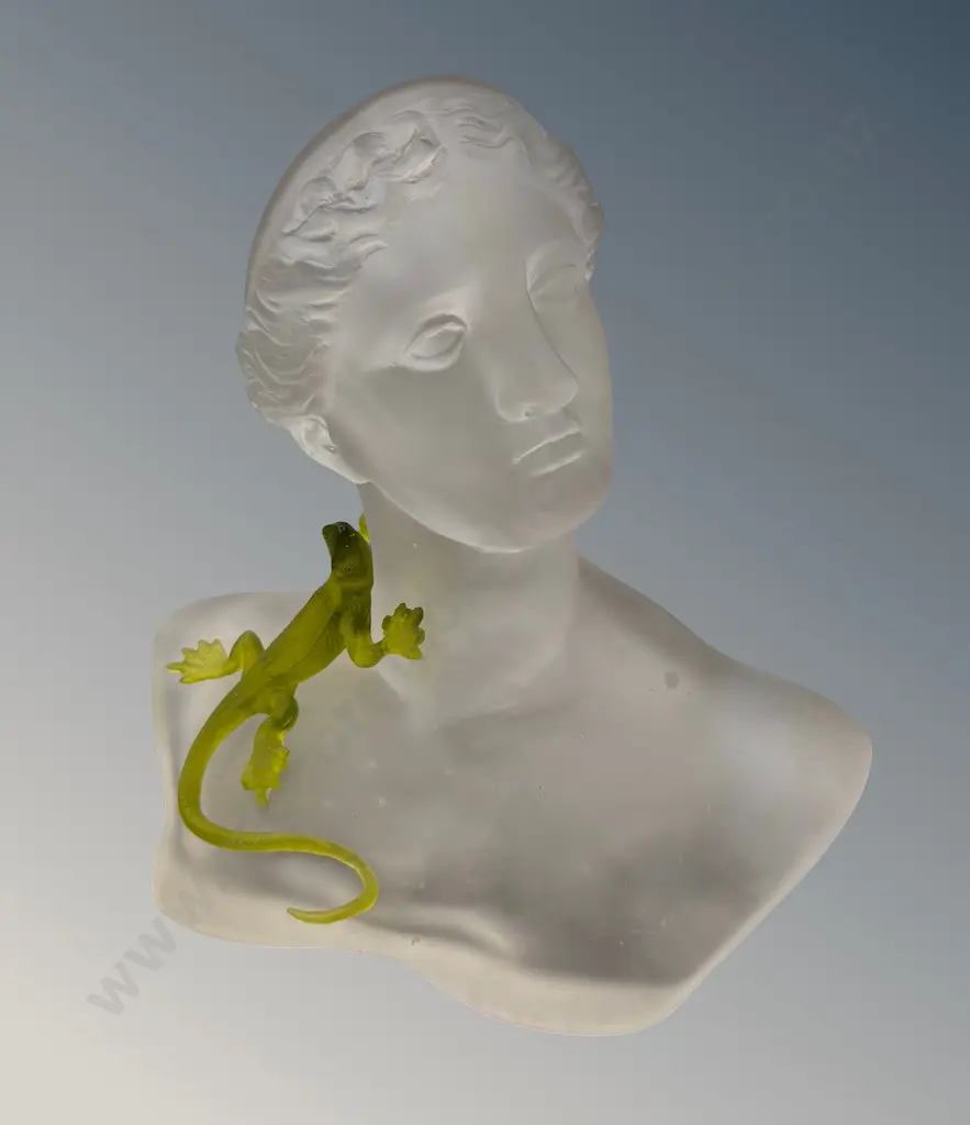 Sue Hawker - Tuning In, 2008, Edition 1/4, Gaffer Clear Crystal and Olive Green Crystal 190x155x140mm Image 1++