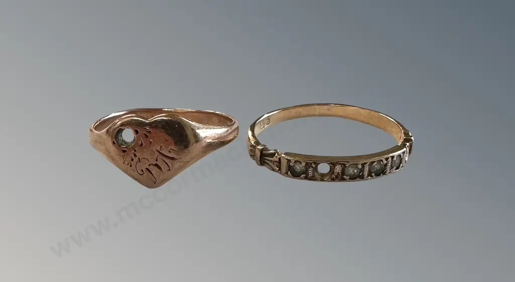 Two 9ct Gold Rings (missing stones) TW2.8gms Image 1++
