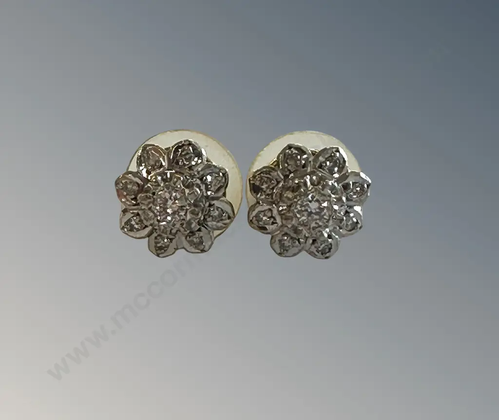 Pair of 18ct Gold and Diamond Cluster Studs, TW4.9gms Image 1++