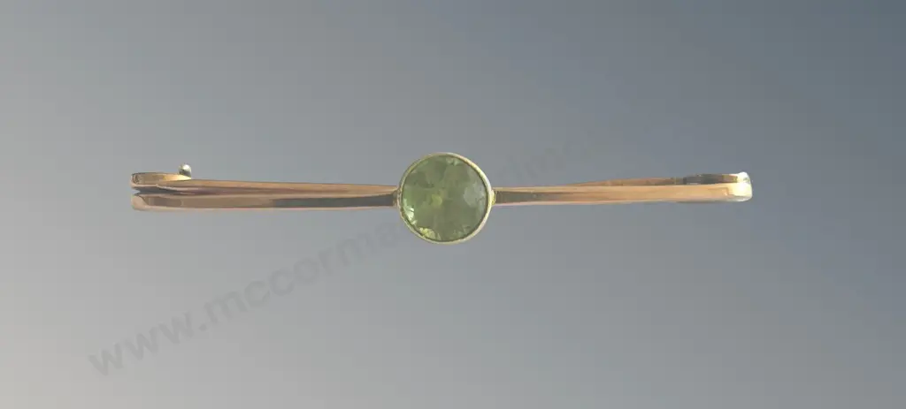 9ct Gold and Peridot Bar Brooch, TW3.4gms Image 1++