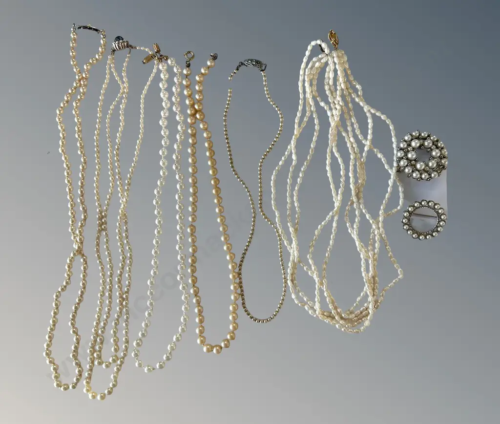 Quantity of Pearl Necklaces and Brooches Image 1++