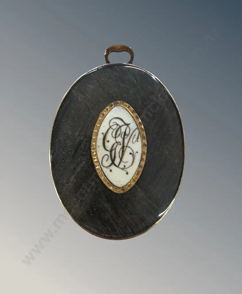 9ct Gold Oval Double Sided Mourning Pendant with Portrait, L4.5cm, TW19.8gms Image 1++