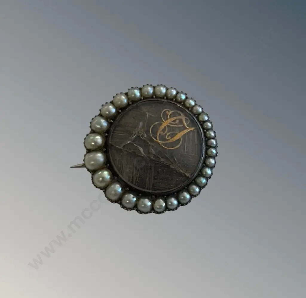 9ct Gold Seed Pearl Rimmed Circular Mourning Brooch, 4.9gms Image 1++