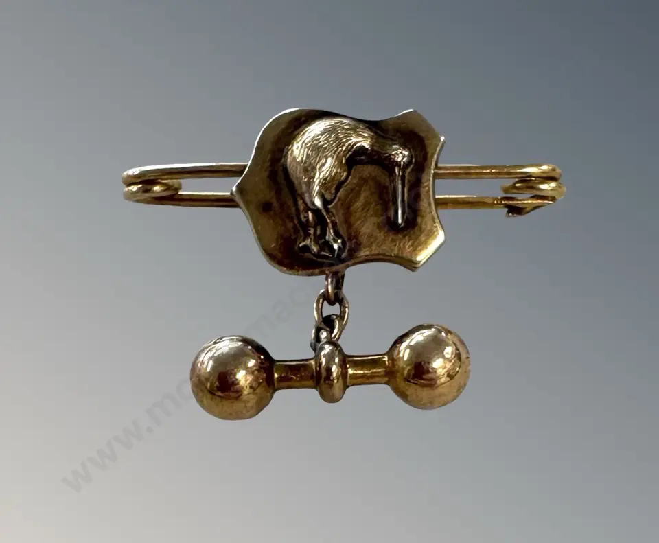 9ct Gold Kiwi Bar Brooch, TW4.7gms Image 1++