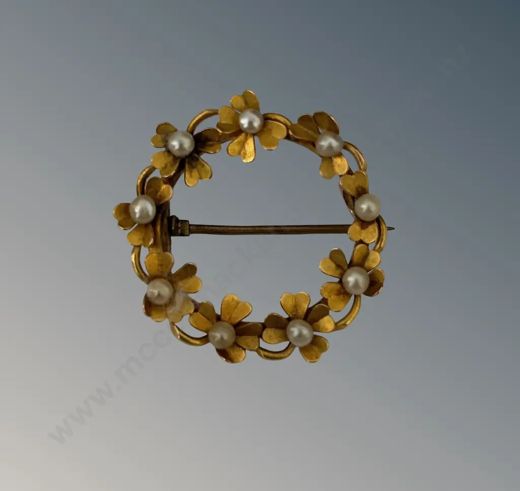18ct Gold Flower Wreath and Pearl Brooch, TW3.2gms Image 1++