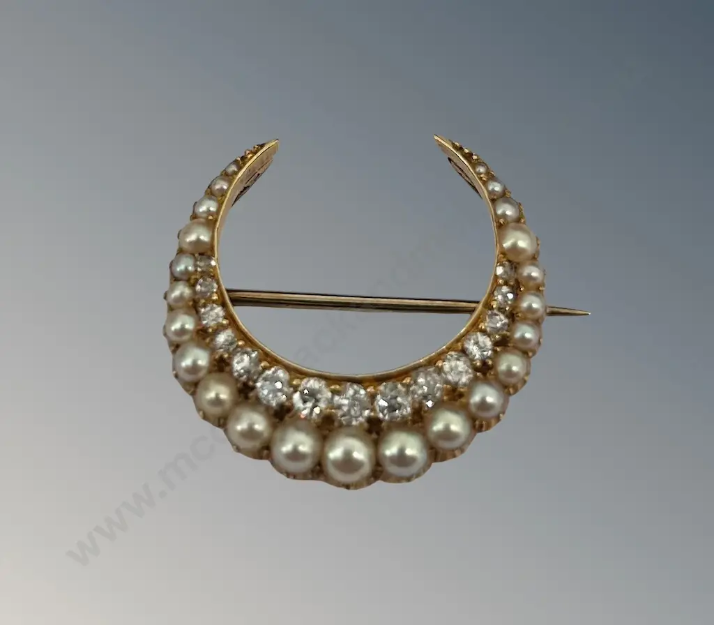18ct Gold Diamond and Pearl Crescent Shaped Brooch, TW5.9gms Image 1++