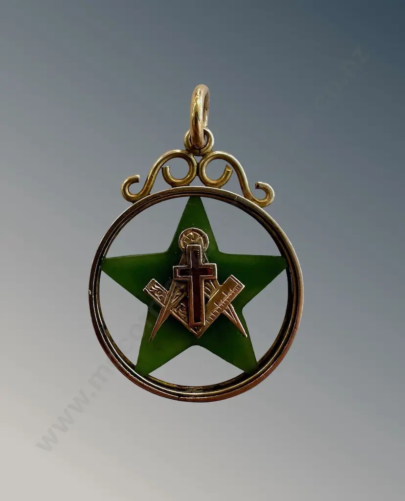 15ct Masonic Pendant in Gold on a Jade Star, L3cm, TW3.9gms Image 1++