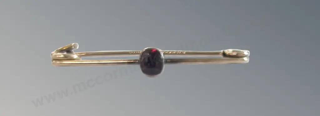 9ct Gold and Garnet Bar Brooch, TW1.6gms Image 1++