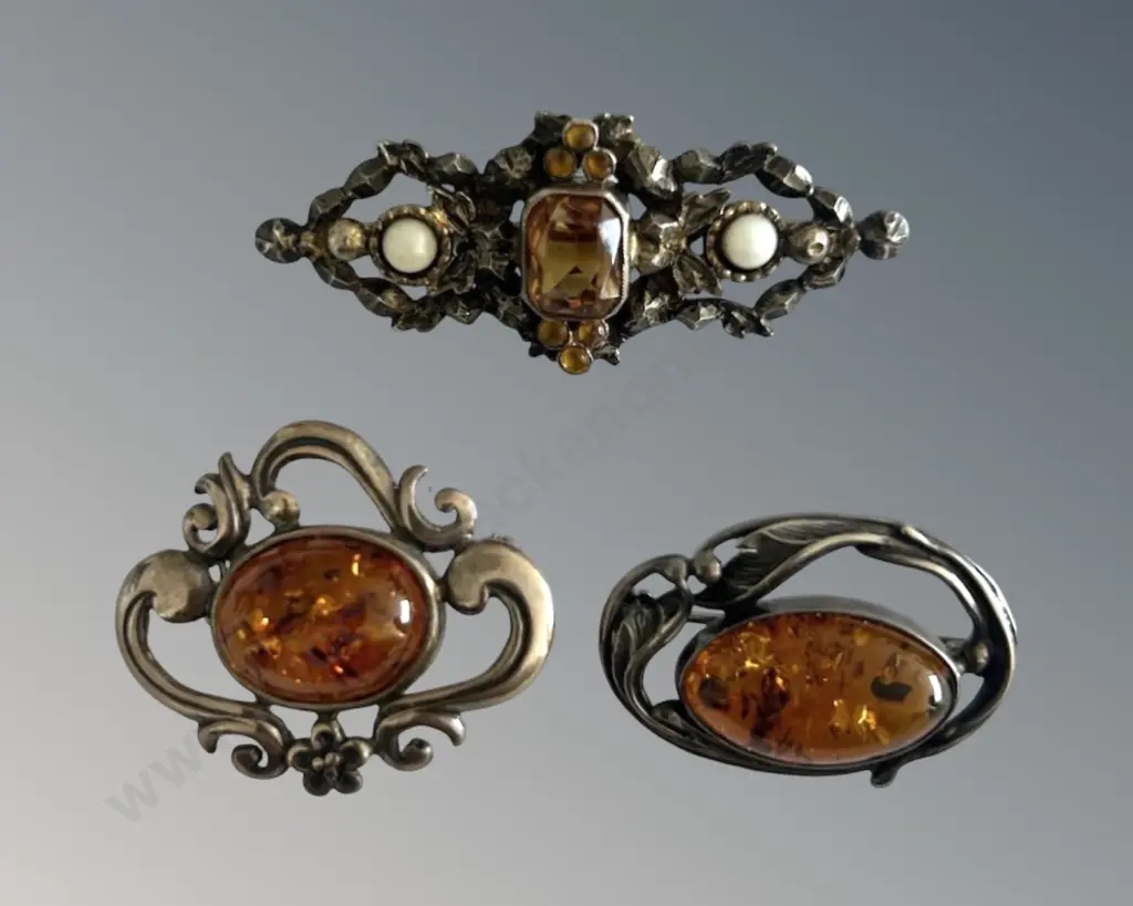 Two Amber and Silver Brooches and Gem Set Bar Brooch Image 1++