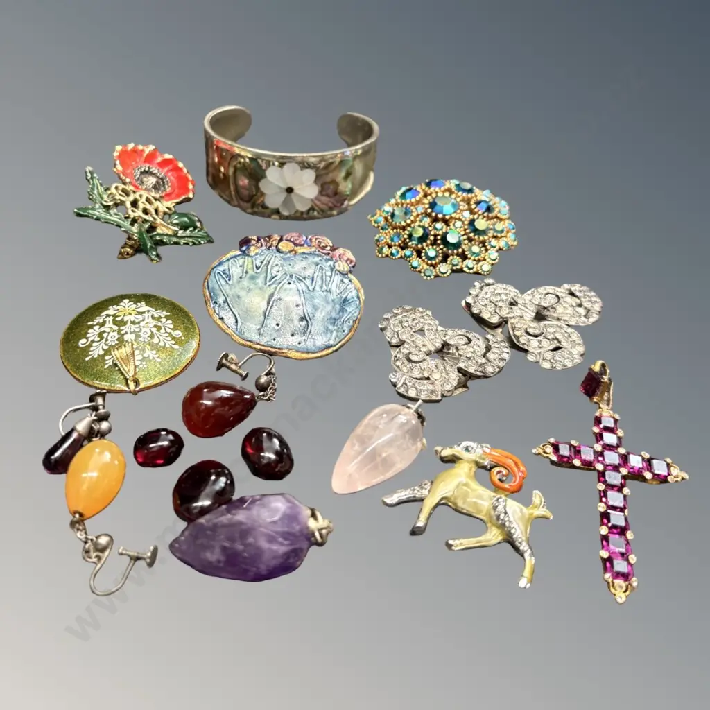 Selection of Costume Jewellery, Brooches, Earrings and Pendants Image 1++