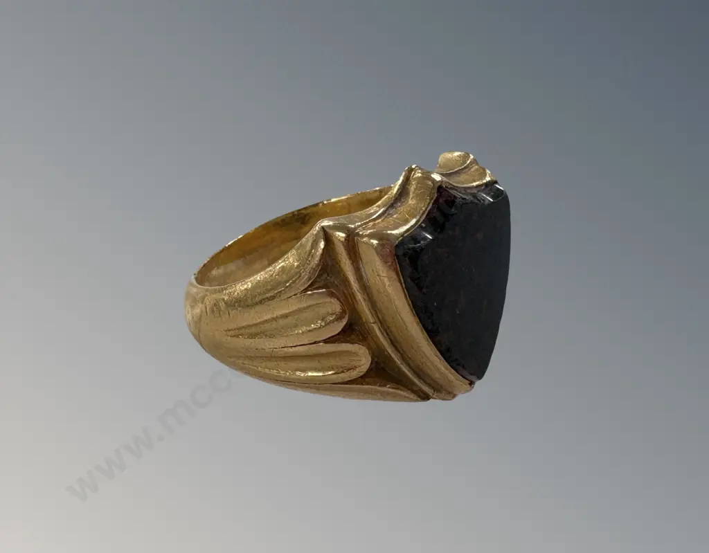 21ct Gold Bloodstone Shield Shaped Signet Ring TW14.8gms Image 1++