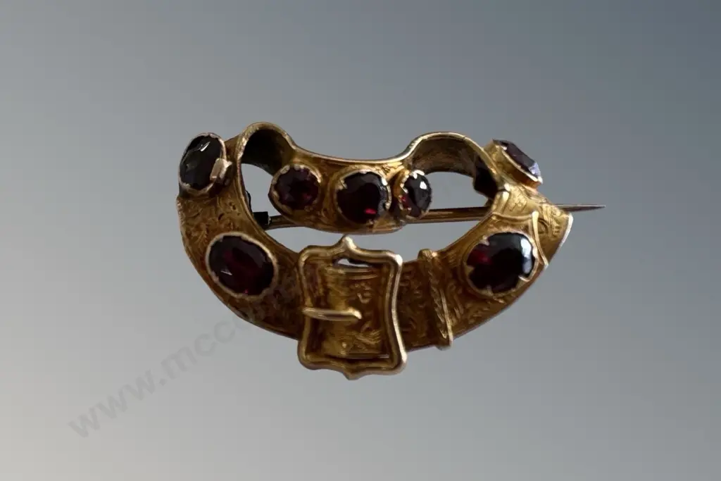 14ct Gold and Garnet Belt Shaped Brooch TW3.9gms Image 1++