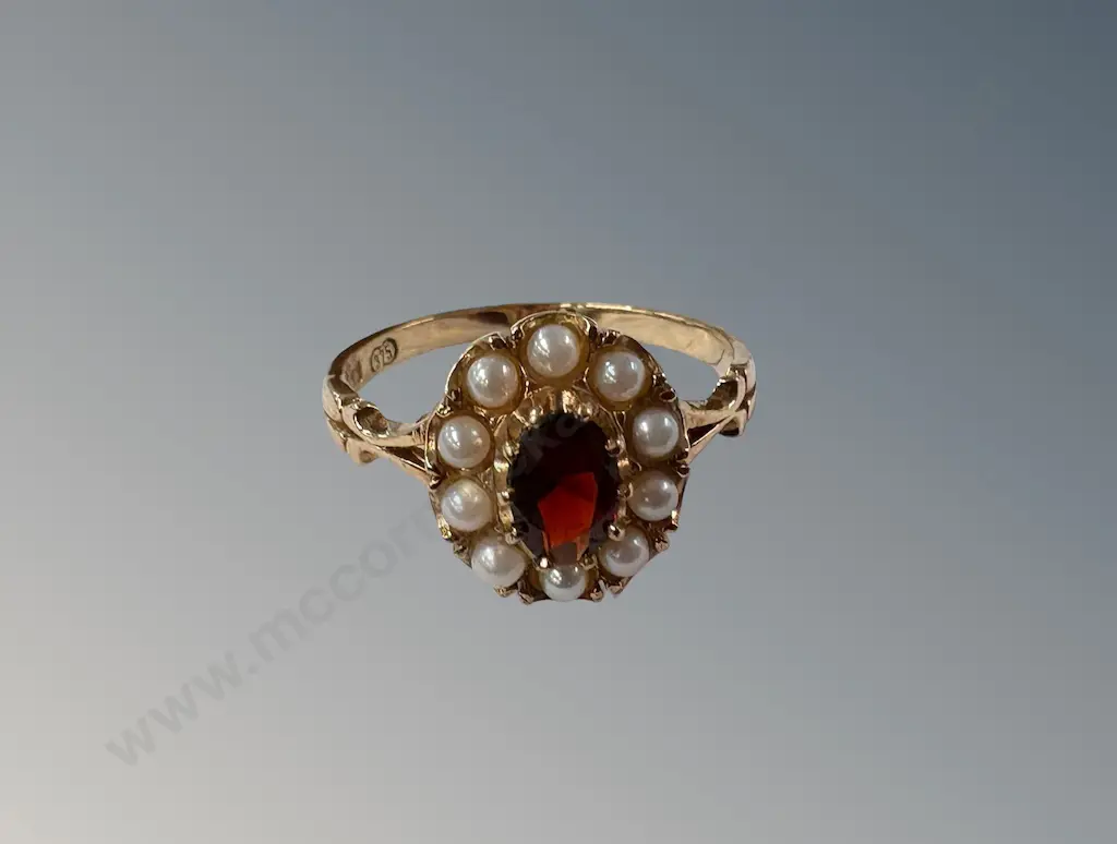 9ct Gold Garnet and Pearl Cluster Ring, Size O, TW2.6gms Image 1++
