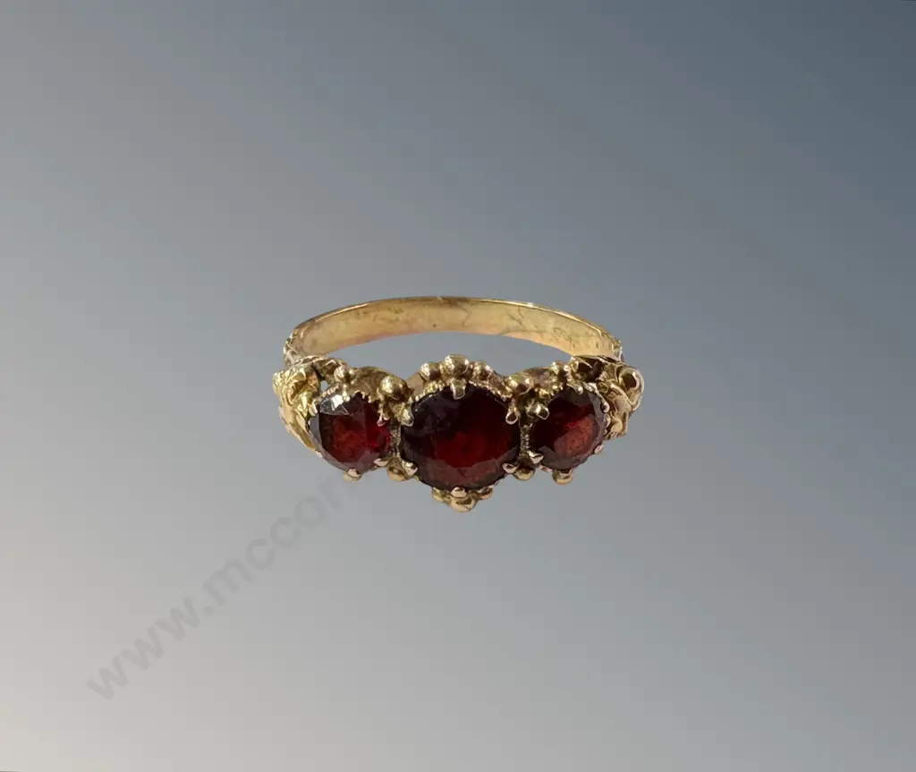 18ct Gold Three Stone Garnet Ring, Size H, TW2.7gms Image 1++