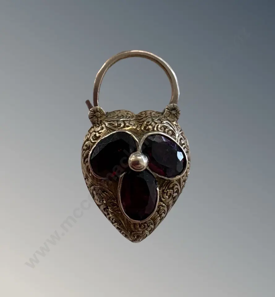 9ct Gold Three Stone Garnet Heart Shaped Lock with Glass Reverse TW4.5gms Image 1++
