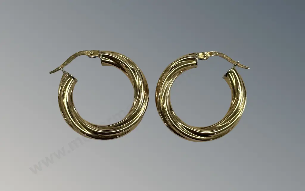 Pair of 18ct Gold Hoop Earrings, TW2.9gms Image 1++