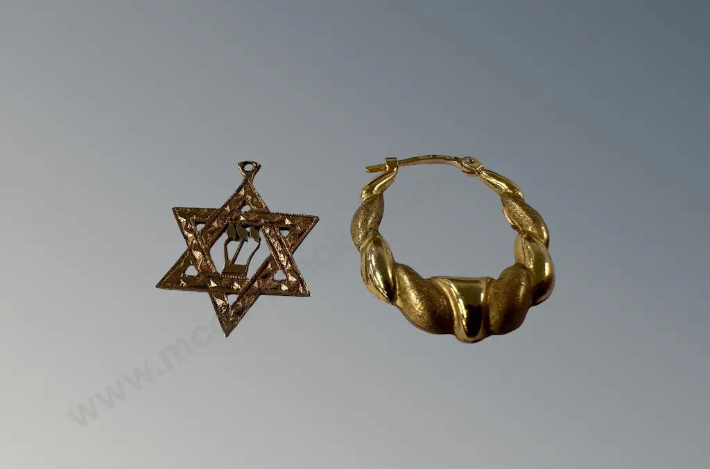 9ct Gold Earring and 9ct Star of David Pendant, TW1.5gms Image 1++