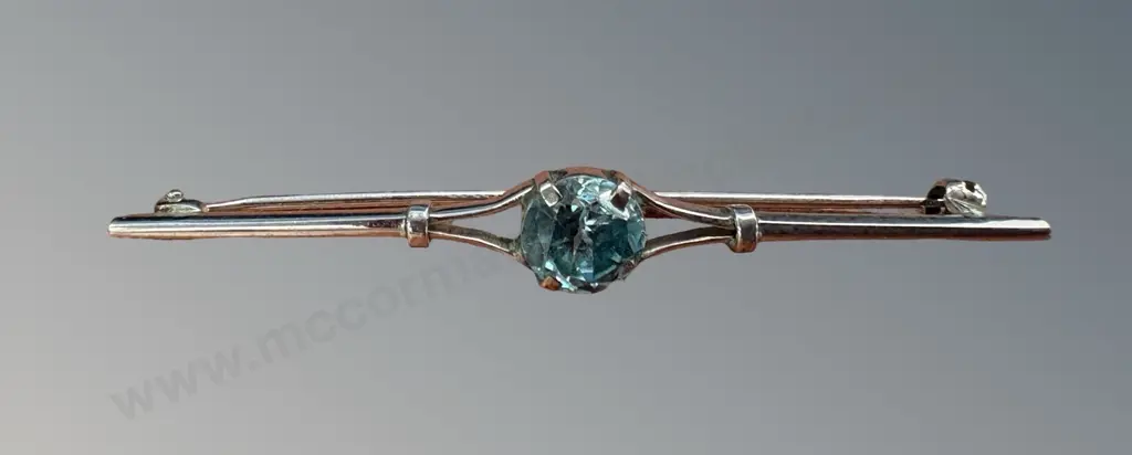 9ct White Gold Topaz Bar Brooch L5.5cm TW2.6gms Image 1++