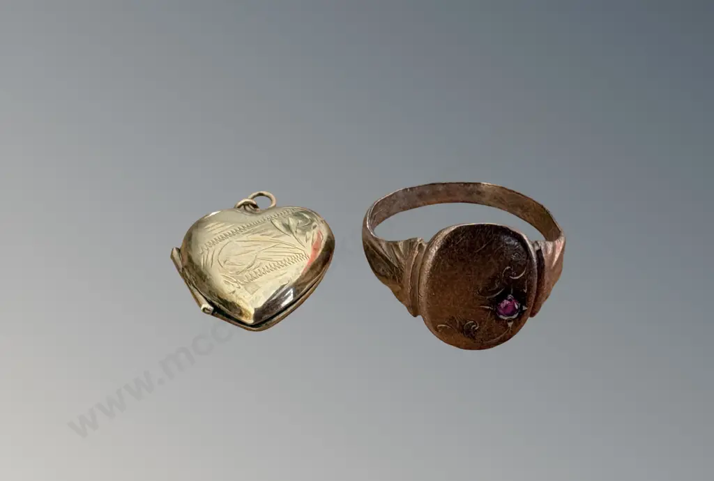 9ct Gold heart Locket and 9ct Gold Signet Ring Size J, TW3.5gms Image 1++