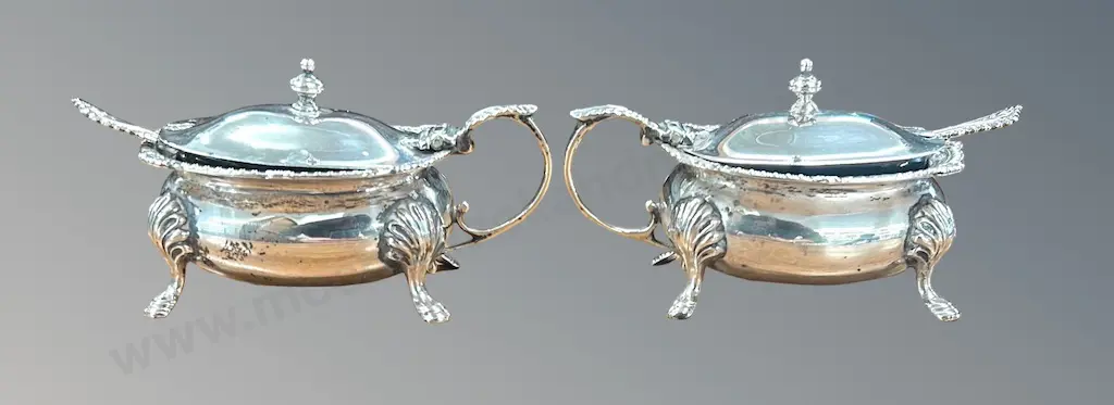 Pair of Sterling Silver Lidded Salts with Blue Liners and Spoons, Birmingham 1921, TW191gms (without liners) Image 1++