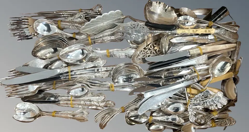 Large Quantity of Silver Plated Flatware including Servers, Fish Knives, Teaspoons etc, Kings Pattern, Camille etc Image 1++