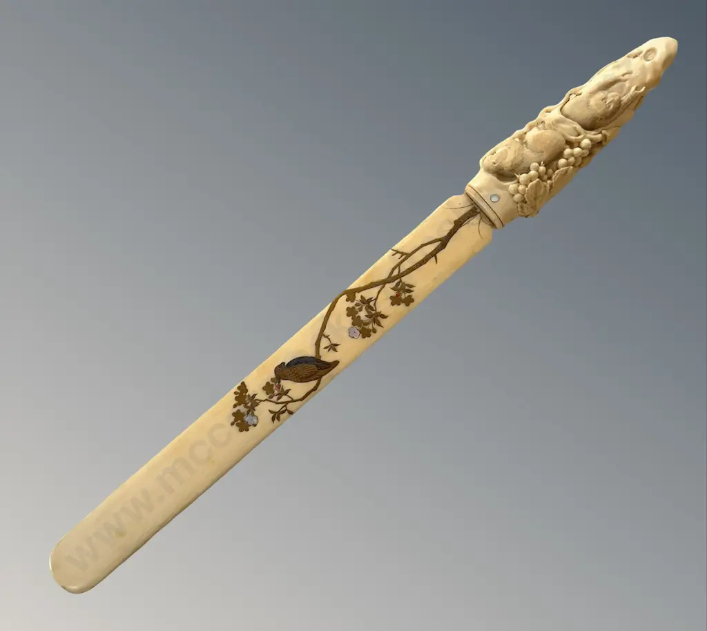 Japanese Ivory Paper Knife, late 19th Century, Handle Carved with Grape Vine and Apes on a Rock Blade Gold Lacquered Image 1++