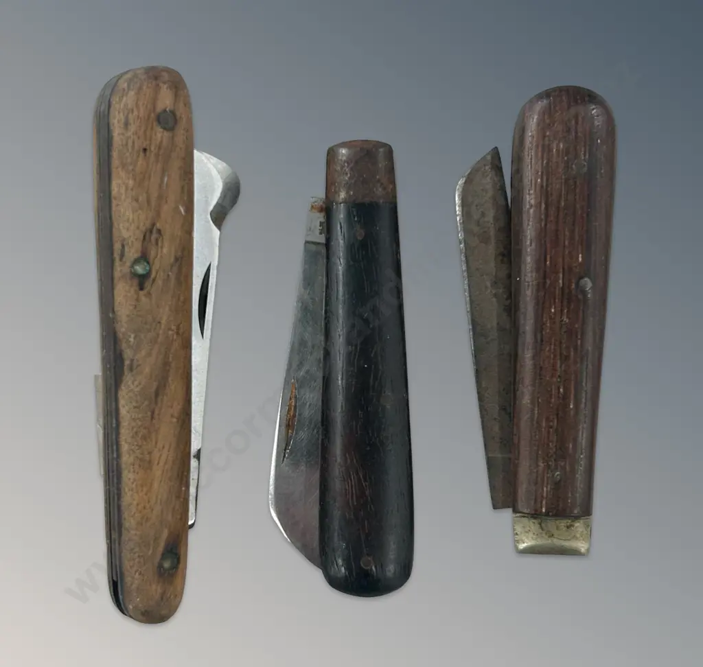 Three Wooden Handled Pocket Knives Image 1++