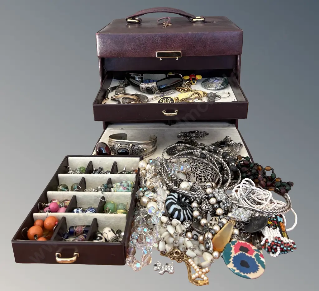 Leather Jewellery Box with fitted Interior Image 1++