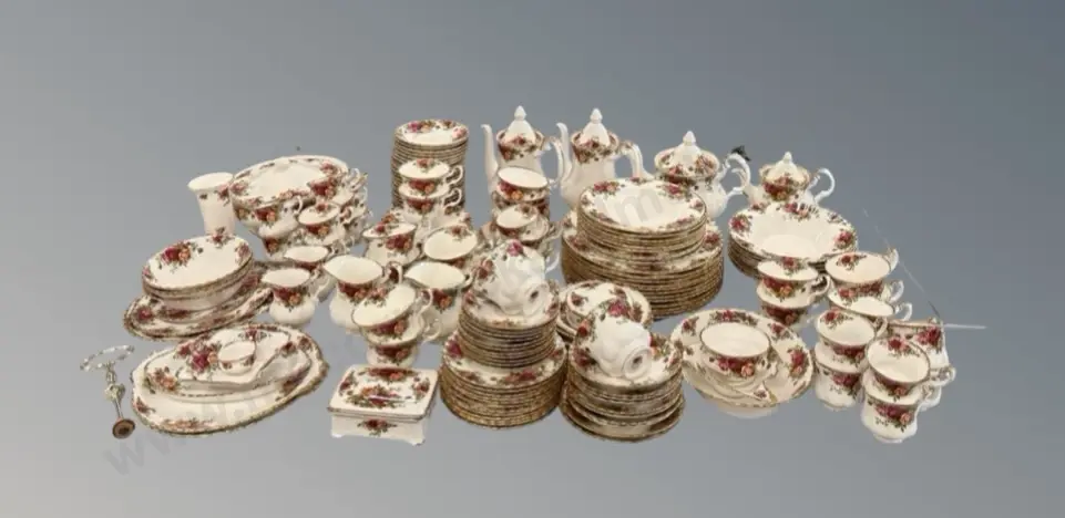 Royal Albert Old Country Roses Dinnerset, Plates, Bowls, Lidded Tureen, Teapots, Containers, etc - 165 Pieces Image 1++