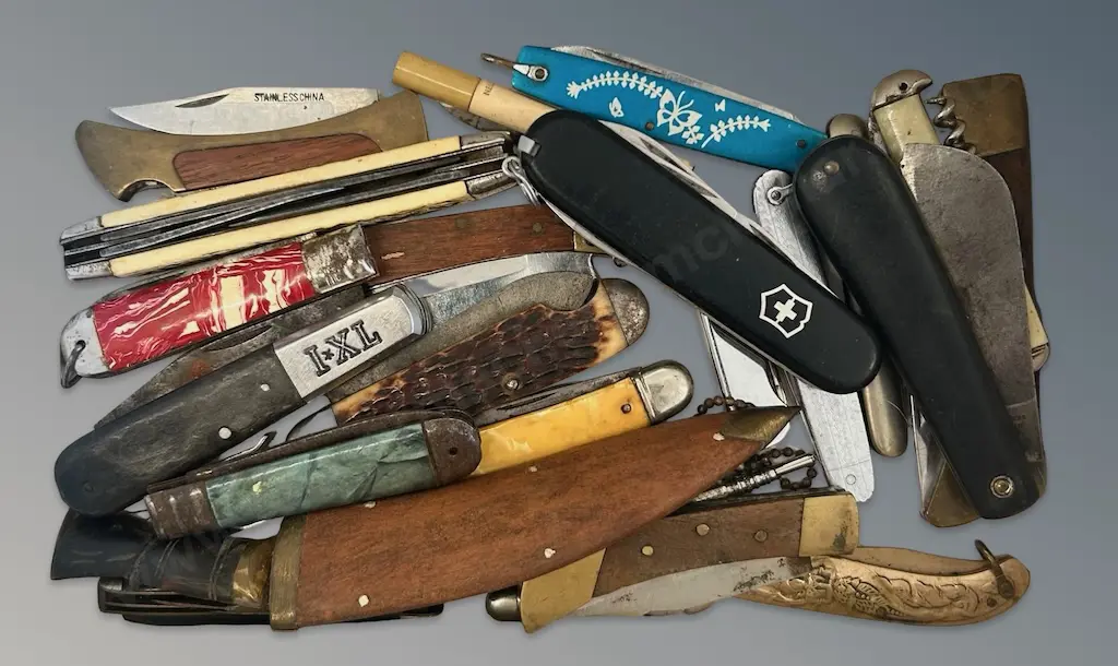 Box of Assorted Wooden, Bone and Brass Handled Pocket Knives Image 1++