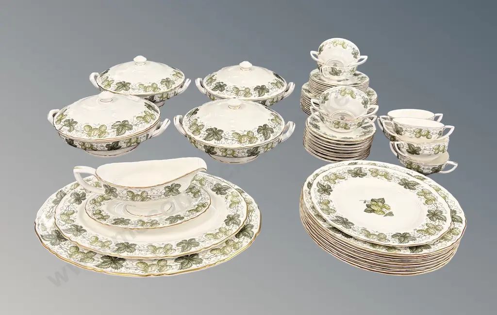 Royal Worcester - The Worcester Hop - Mathon Dinner Set 59 Pieces - Vegetable Dishes, Meat Ashets, Dinner Plates etc Image 1++