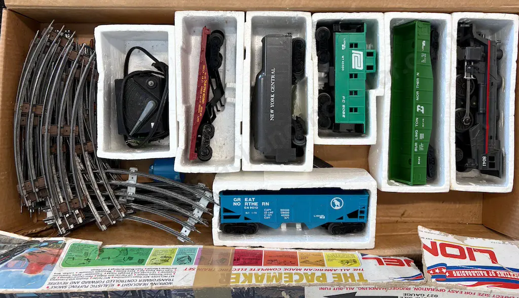 Boxed Lionel 'The Pacemaker' American Made Complete Electric Train Set, 027 Gauge and additional tracks Image 1++