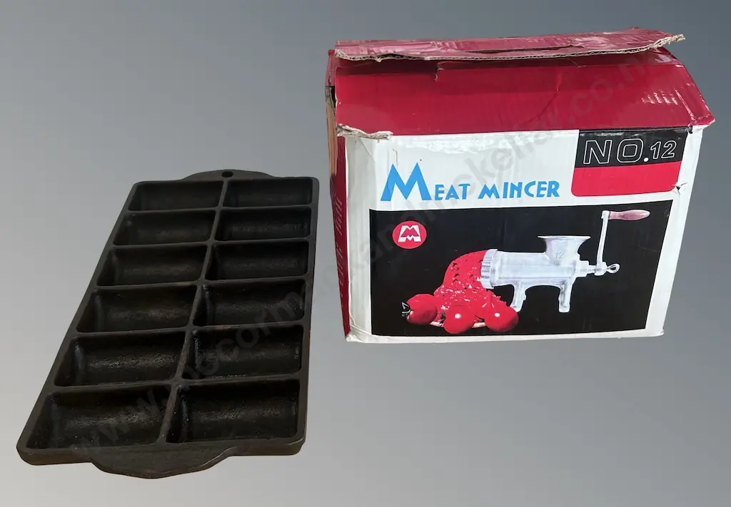 Heavy Cast Iron Gem Iron and Boxed Meat Mincer Image 1++