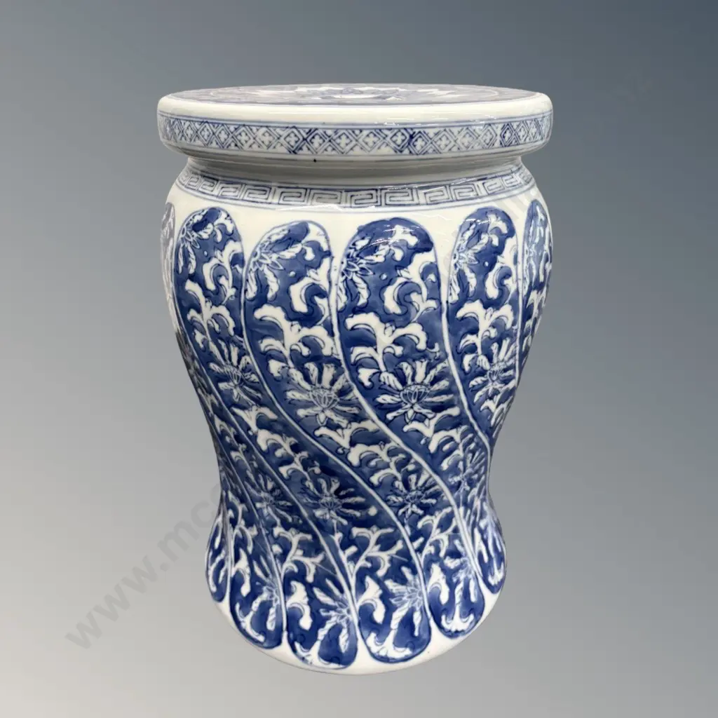 Blue and White Porcelain Stool with Leaf Motif, H40xDia28cm (top) Image 1++