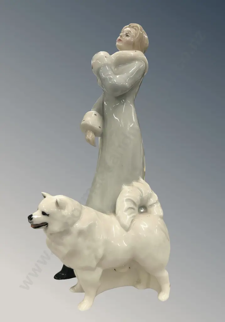 A Royal Doulton Winter Walk Figurine H31cm Image 1++