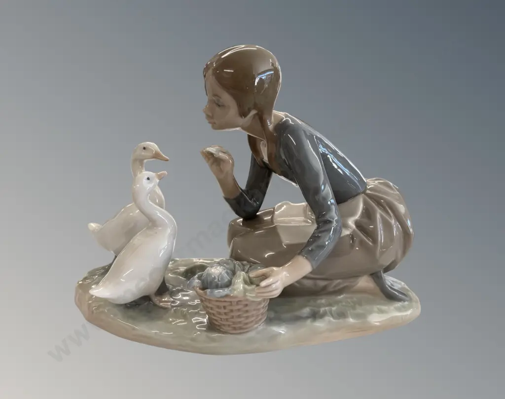 Lladro Figure - Food For Ducks H17cm Image 1++