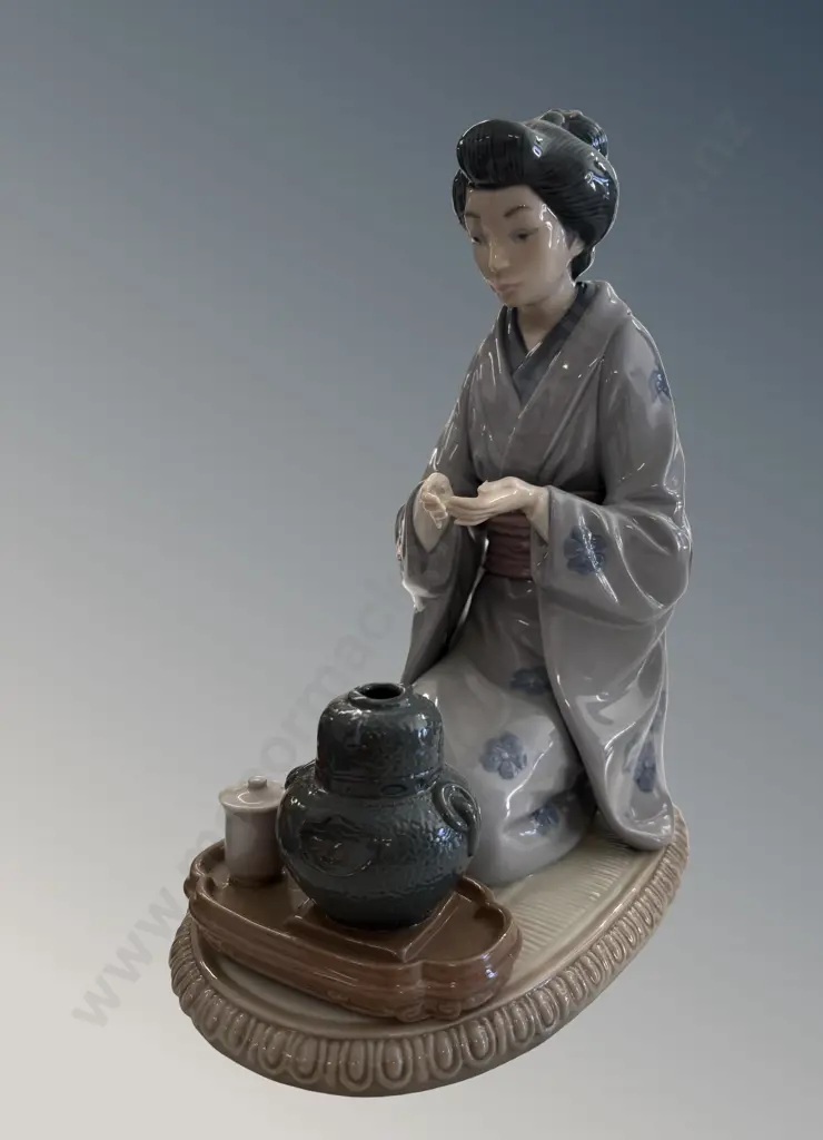 Lladro Figure - August Moon Japanese Geisha, missing teacup H22cm Image 1++