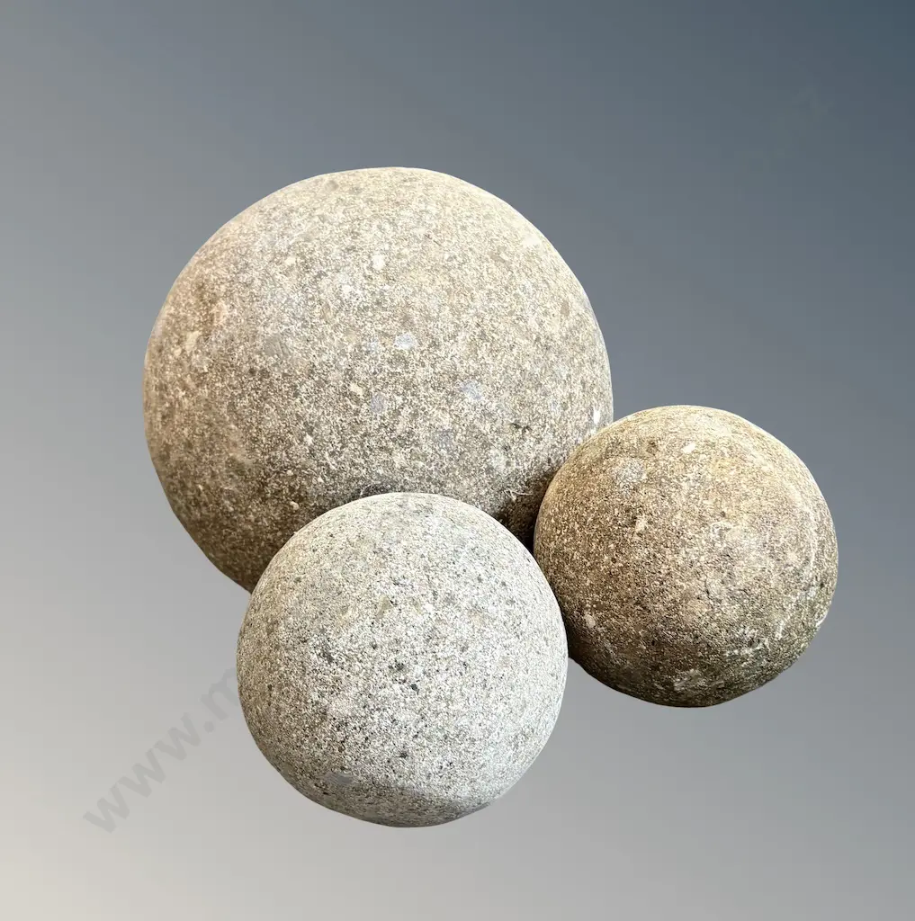 Set of Three Concrete Balls H24cm, H14cm, H12cm Image 1++