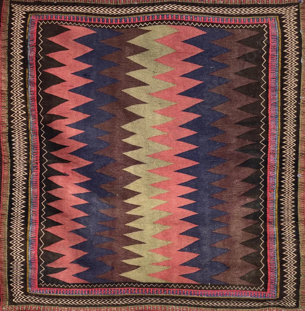 Bakhtiari Sophra Rug, 130x130cm Image 1++