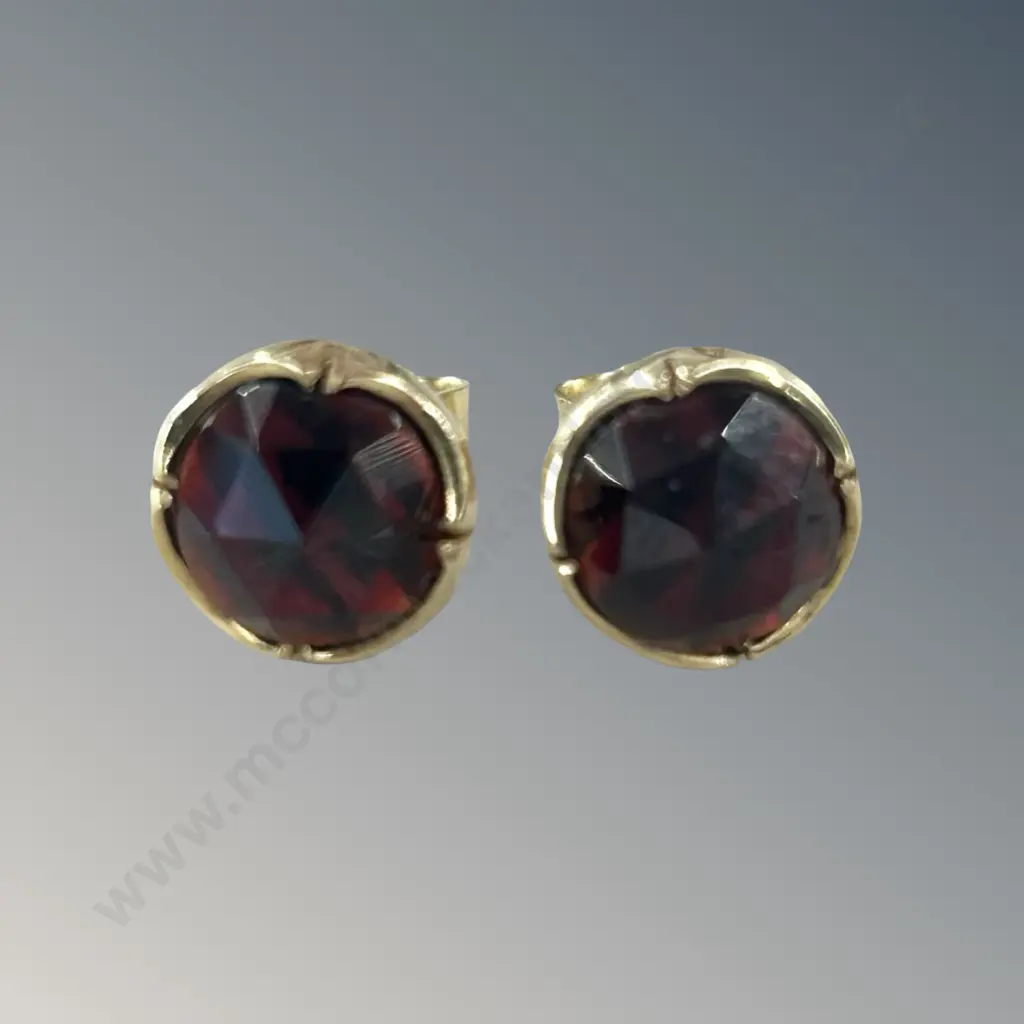 14ct Gold and Faceted Garnet Stud Earrings TW3.12gms Image 1++