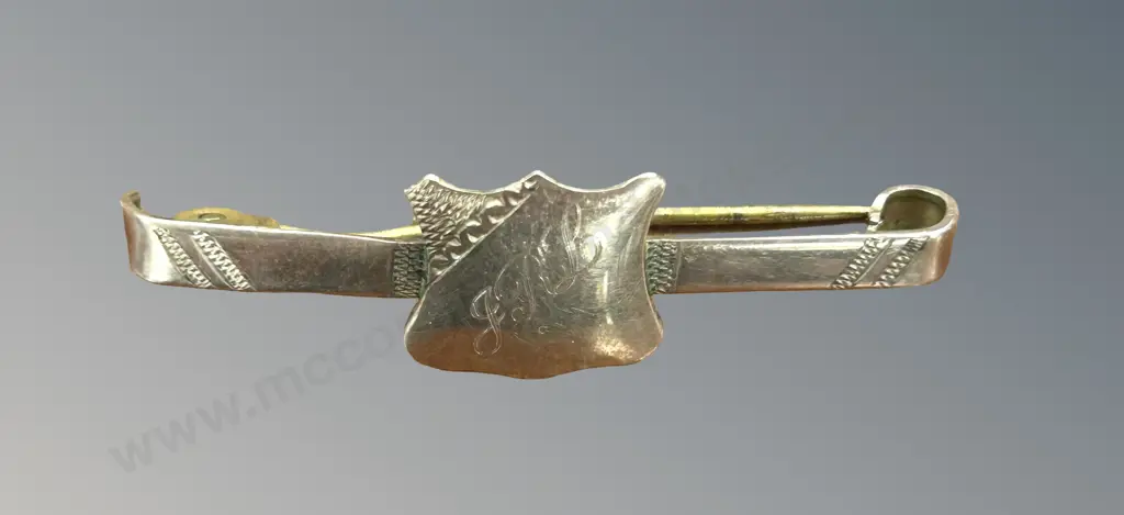 9ct Sheild Brooch, TW2.1gms Image 1++