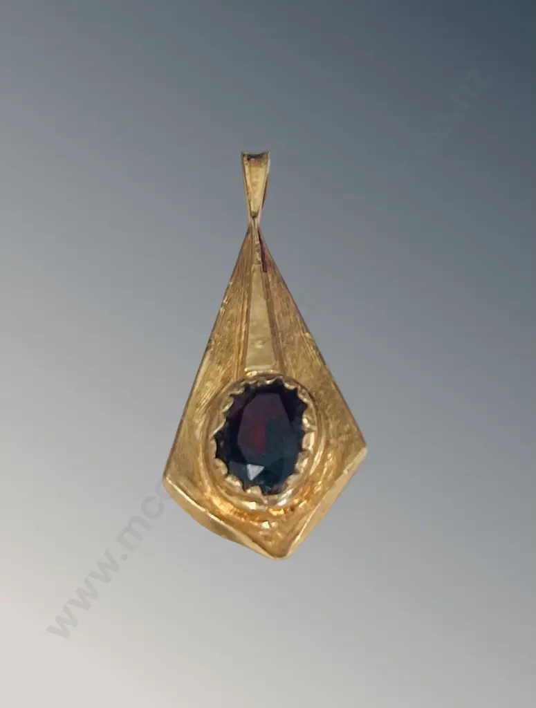 9ct Gold and Garnet Pendant, TW1.4gms Image 1++