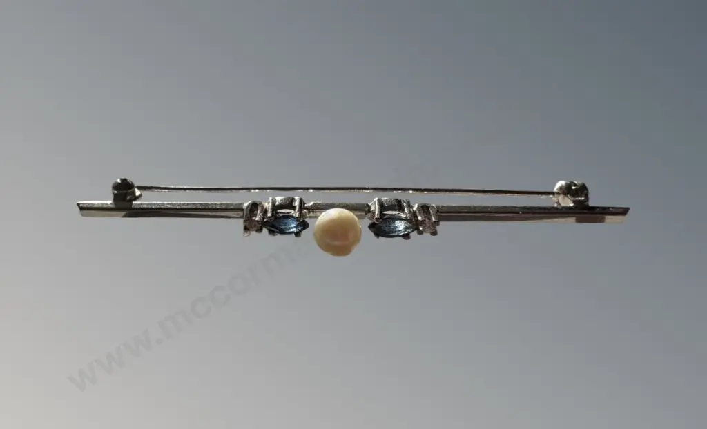 14ct White Gold Sapphire and Pearl Bar Brooch, L6cm, TW3.1gms Image 1++