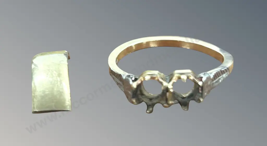 18ct Gold Ring, 2.5gms and 9ct Gold Part Band 0.9gms Image 1++