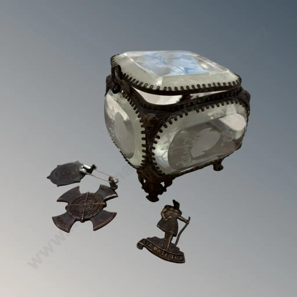 Beveled Glass Jewellery Box with Etched Birds and Flower Panels, H7xW7xL7cm, Kea Mate Toa Badge and 1 other Image 1++
