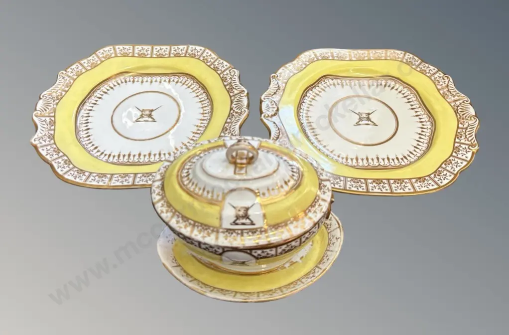 Worcester 'Armorial Family Crest' 2 Serving Plates, Sauce Boat and Sauce Plate Image 1++