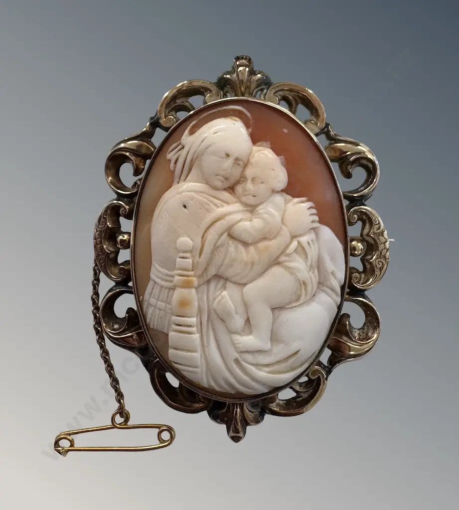 Large Gold Plated Cameo with Safety Chain L5.5cm Image 1++
