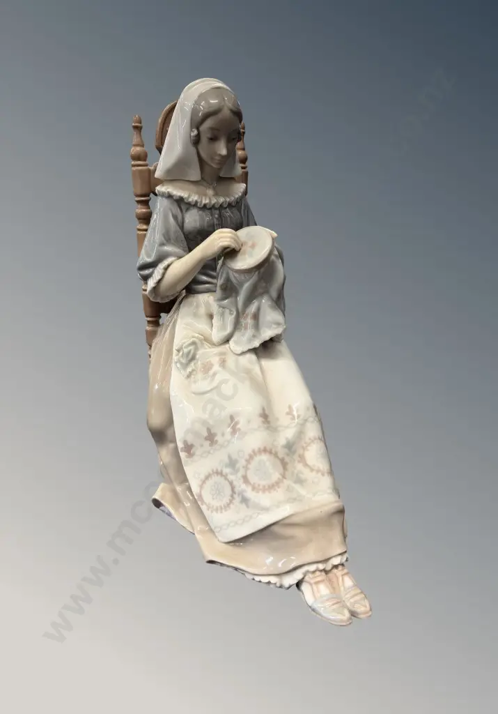 Lladro Needlepoint Figurine, H29cm Image 1++