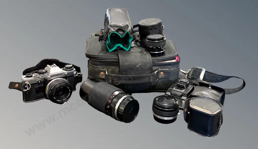 Cased Olympus OM10 Camera and Lenses Image 1++