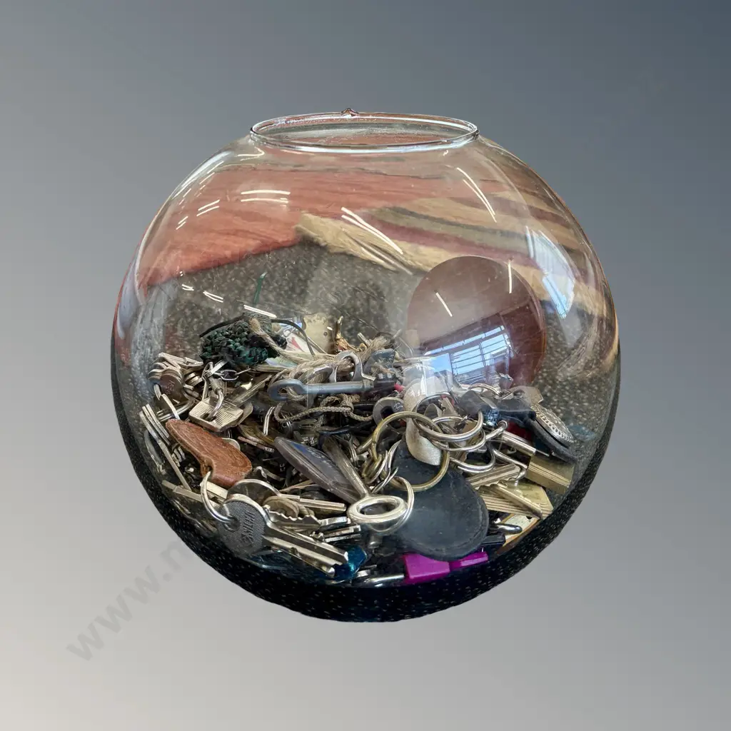 Glass Bowl with Quantity of Keys and Key Chains Image 1++